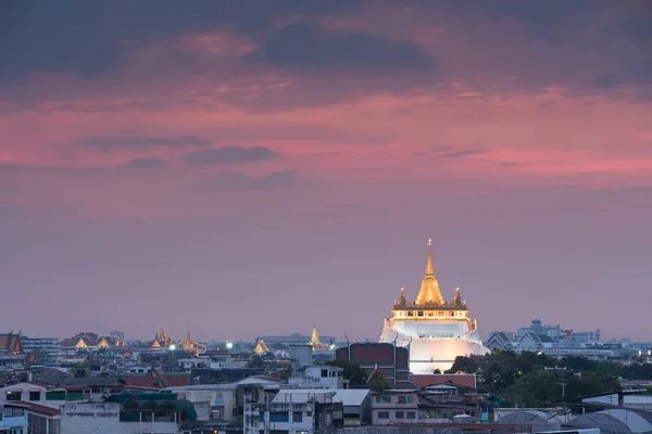 Goldener Tempel (wat sraket rajavaravihara) bei Sonnenuntergang — Stockfoto
