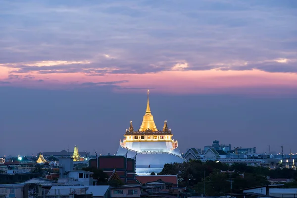 Golden mount temple (wat sraket rajavaravihara) at sunset — Stock Photo, Image