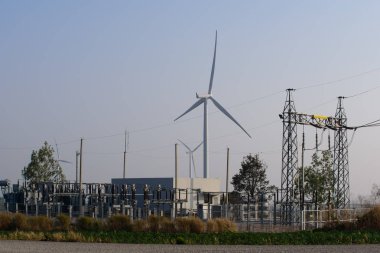 Rüzgar türbinleri jeneratör ile elektrik santrali 