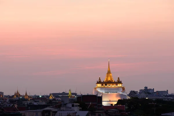 Goldener Tempel (wat sraket rajavaravihara) bei Sonnenuntergang — Stockfoto