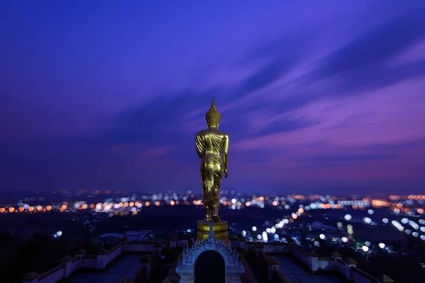 Zlatá socha Buddhy v chrámu Khao Noi na twilight — Stock fotografie
