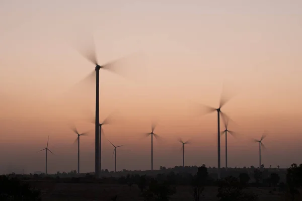Windräder drehen sich bei Sonnenuntergang — Stockfoto