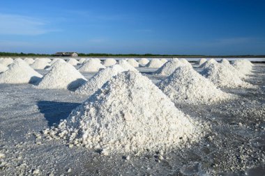 mavi gökyüzünün altında tuz tuz yığınları