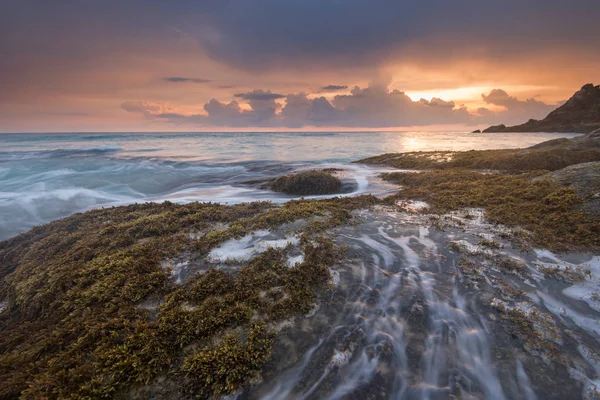 Deniz dalgaları plajda kayaya çarpıyor. — Stok fotoğraf