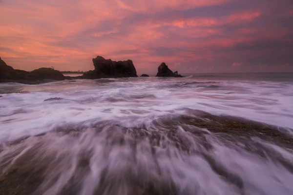 Mare onde frusta linea impatto roccia sulla spiaggia — Foto Stock