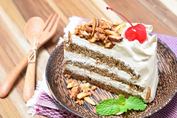 Gâteau au café génoise sur assiette en bois — Photo