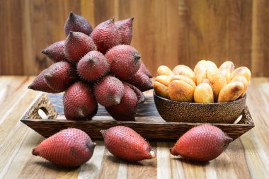 Salak veya Salacca zalacca tropikal meyve ahşap plaka