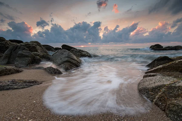 Havet vågor lash linje inverkan på sandstranden — Stockfoto