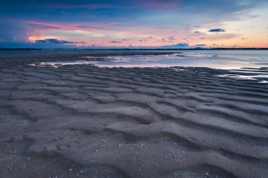 Sahilde güzel bir gün batımı 