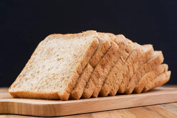 木製のテーブルにパンをスライス — ストック写真