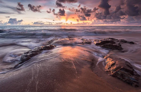 Onde del mare impatto linea frusta sulla spiaggia di sabbia — Foto Stock