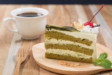 ahşap bir çatal ile yeşil çay pasta