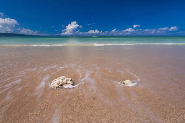 dalgalar deniz hattı üzerinde kum plaj kirpik.