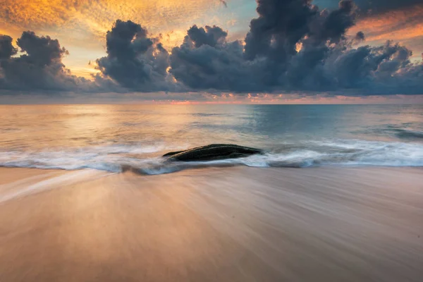 Onde del mare impatto linea frusta sulla spiaggia di sabbia — Foto Stock