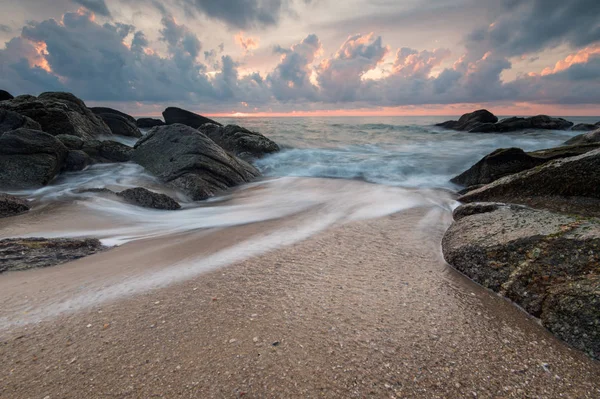 Onde del mare impatto linea frusta sulla spiaggia di sabbia — Foto Stock