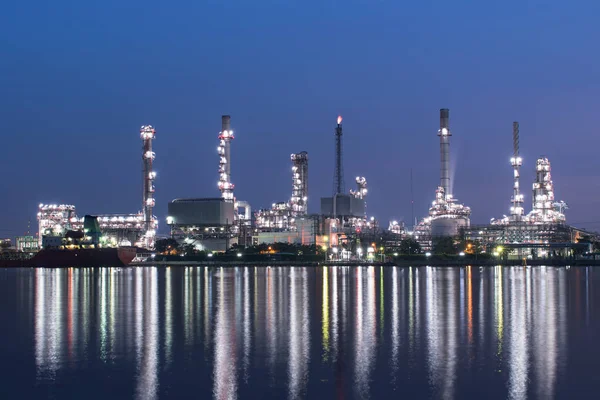 Refinería de petróleo y gas fábrica petroquímica — Foto de Stock
