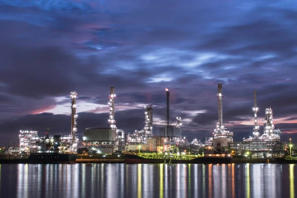 Refinería de petróleo y gas fábrica petroquímica — Foto de Stock