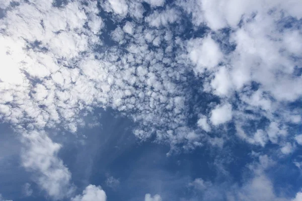 Cielo azul con nubes blancas esponjosas — Foto de Stock