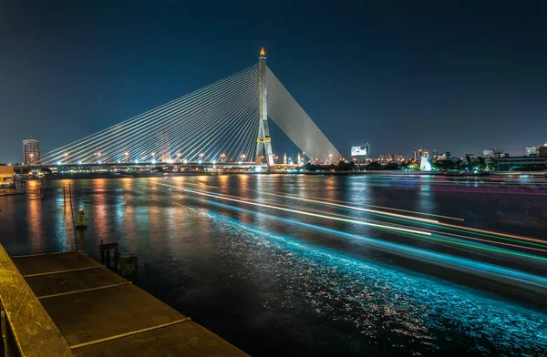 Rama VIII köprü alacakaranlıkta, Bangkok, Tayland — Stok fotoğraf