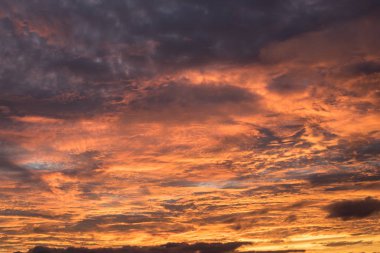 Gün batımında bulutlu gökyüzü