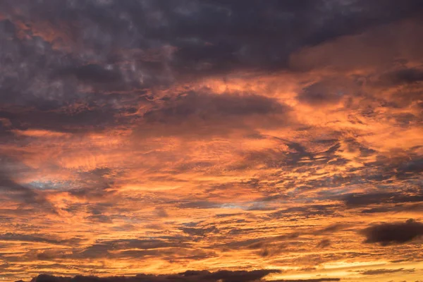 Gün batımında bulutlu gökyüzü
