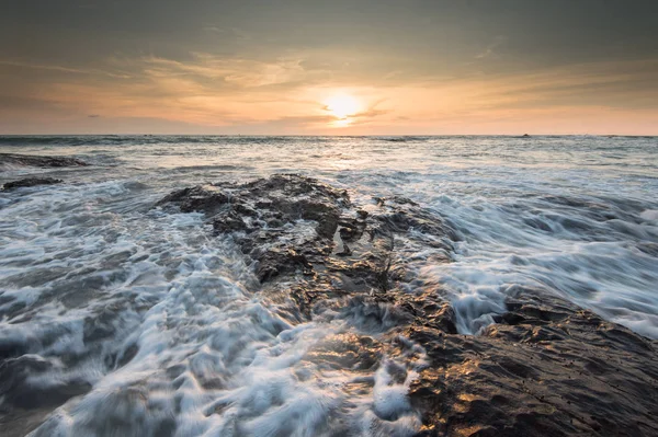 Mare onde frusta linea impatto roccia sulla spiaggia — Foto Stock