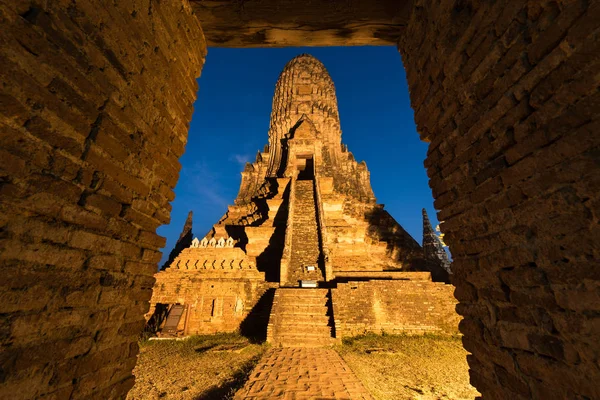 Wat Chaiwatthanaram v noci, Ayutthaya historický Park, Thailan — Stock fotografie