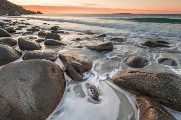 Vagues mer cils ligne impact rocher sur la plage — Photo