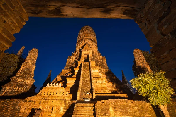 ワットの河岸は、アユタヤの古代の仏教寺院です。 — ストック写真