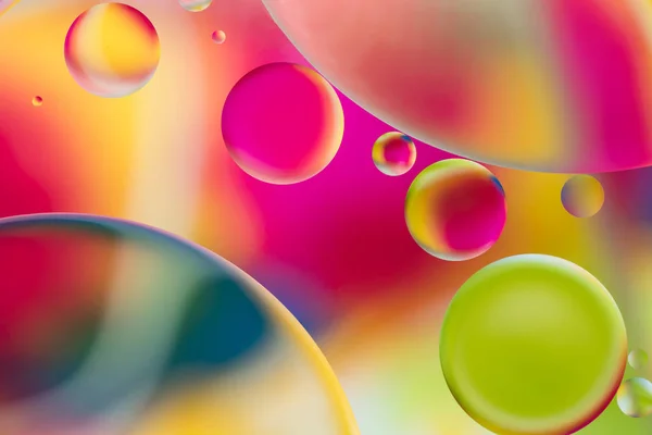 Gouttes colorées de bulles d'huile et d'air sur l'eau — Photo