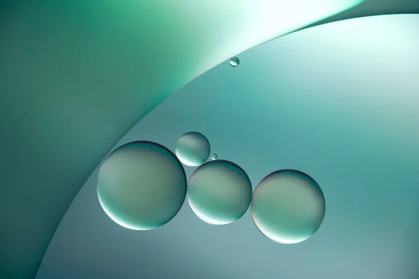 Gotas azules de aceite y burbujas de aire en el agua — Foto de Stock