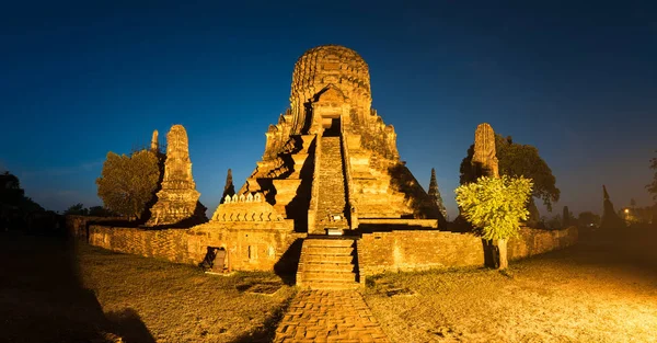 Wat Chaiwatthanaram es un antiguo templo budista en Ayutthaya — Foto de Stock