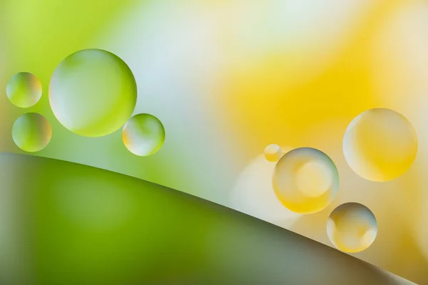 Coloridas gotas de aceite y burbujas de aire en el agua —  Fotos de Stock