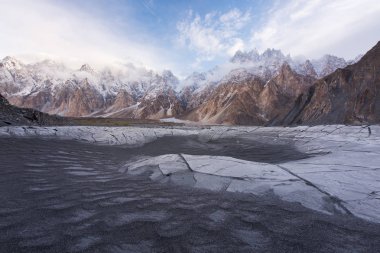 Passu koni ya da Passu Cathedral Mountain Karakurum aralığında, Gilg