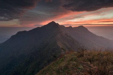 Khao Chang gitti dağ gün batımında, tanga Pha Phum Milli Parkı