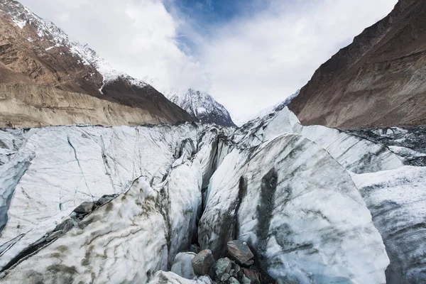 Glaciar Hopper en el valle de Nagar, glaciar gris con montaña en Ka — Foto de Stock
