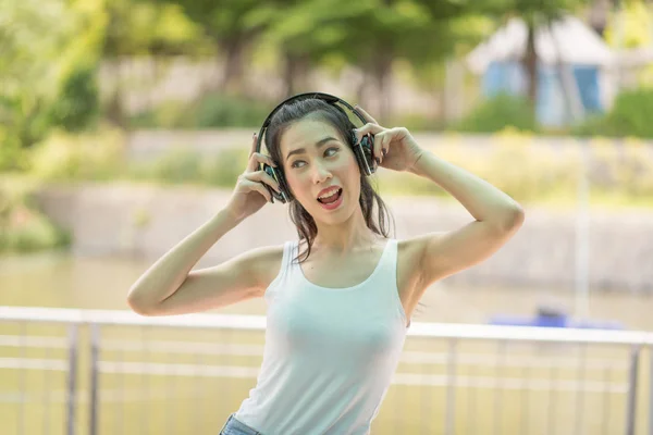Joven mujer de Asia disfrutar escuchando música con auriculares, feliz — Foto de Stock