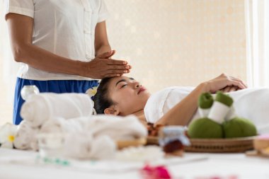 Genç Asyalı kadın spa salonunda masaj almak, zevk ve