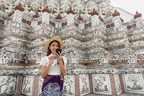 Young Asian women tourist using mobile phone while traveling at — Stock Photo, Image