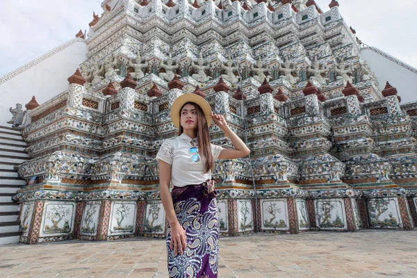 Giovani donne asiatiche turistiche che viaggiano a Wat Arun Ratchawararam, o — Foto Stock