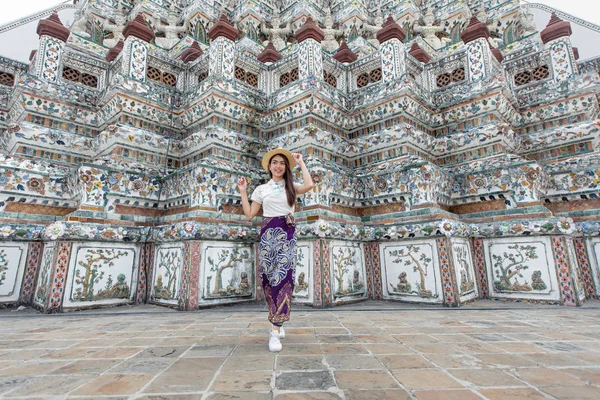 Young Asian women tourist traveling at Wat Arun Ratchawararam, o — Stock Photo, Image