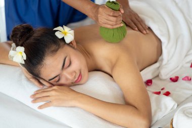 Güzel Asyalı kadın tay bitkisel topları ile masaj oluyor 
