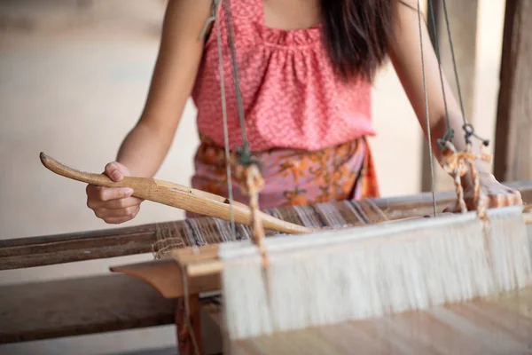 Close-up van vrouwenhanden weven met traditionele Thaise weven — Stockfoto