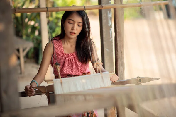 Young women weaving with traditional Thai weaving machine — Stock Photo, Image