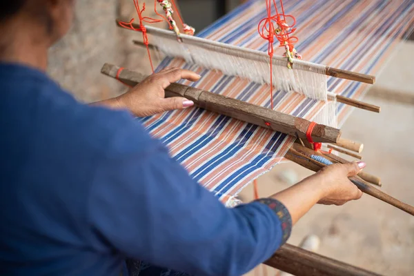 Primer plano de las manos de las mujeres tejiendo con tejido tradicional tailandés —  Fotos de Stock