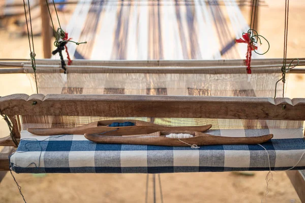 Strumento di tessitura Shuttle sul telaio antico e filo, tradizionale — Foto Stock