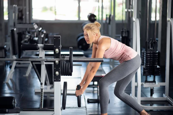 Silna kobieta ćwicząca z tabliczką wagi Brzana w fitness c — Zdjęcie stockowe