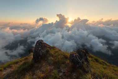 Gün batımında dağ vadisinde bulutlar ve sis yüzüyor, Mulay.
