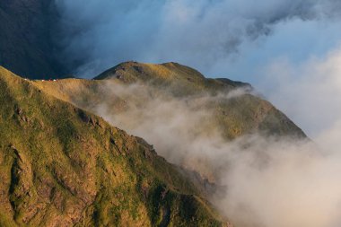 Gün batımında dağ vadisinde bulutlar ve sis yüzüyor, Mulay.