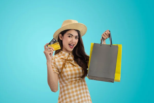 Молодая Счастливая Азиатка Держит Сумки Покупками Показывает Кредитную Карту Изолированы — стоковое фото